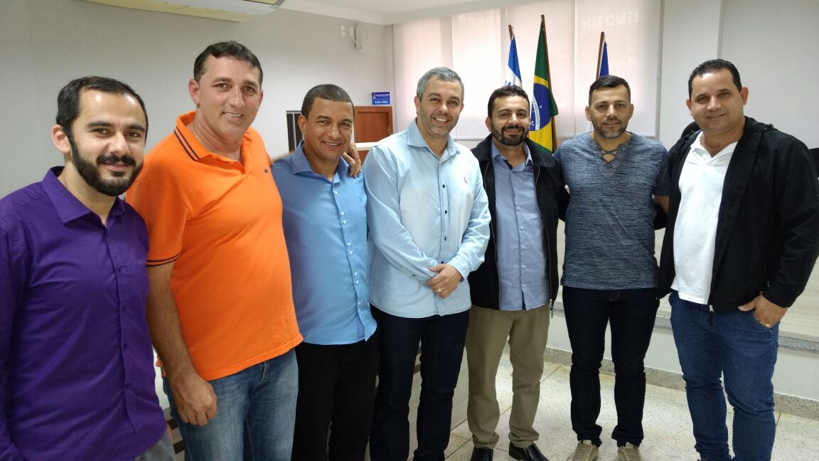 Mesa Diretora da Câmara de Viana visita a sede do Poder Legislativo de Linhares
