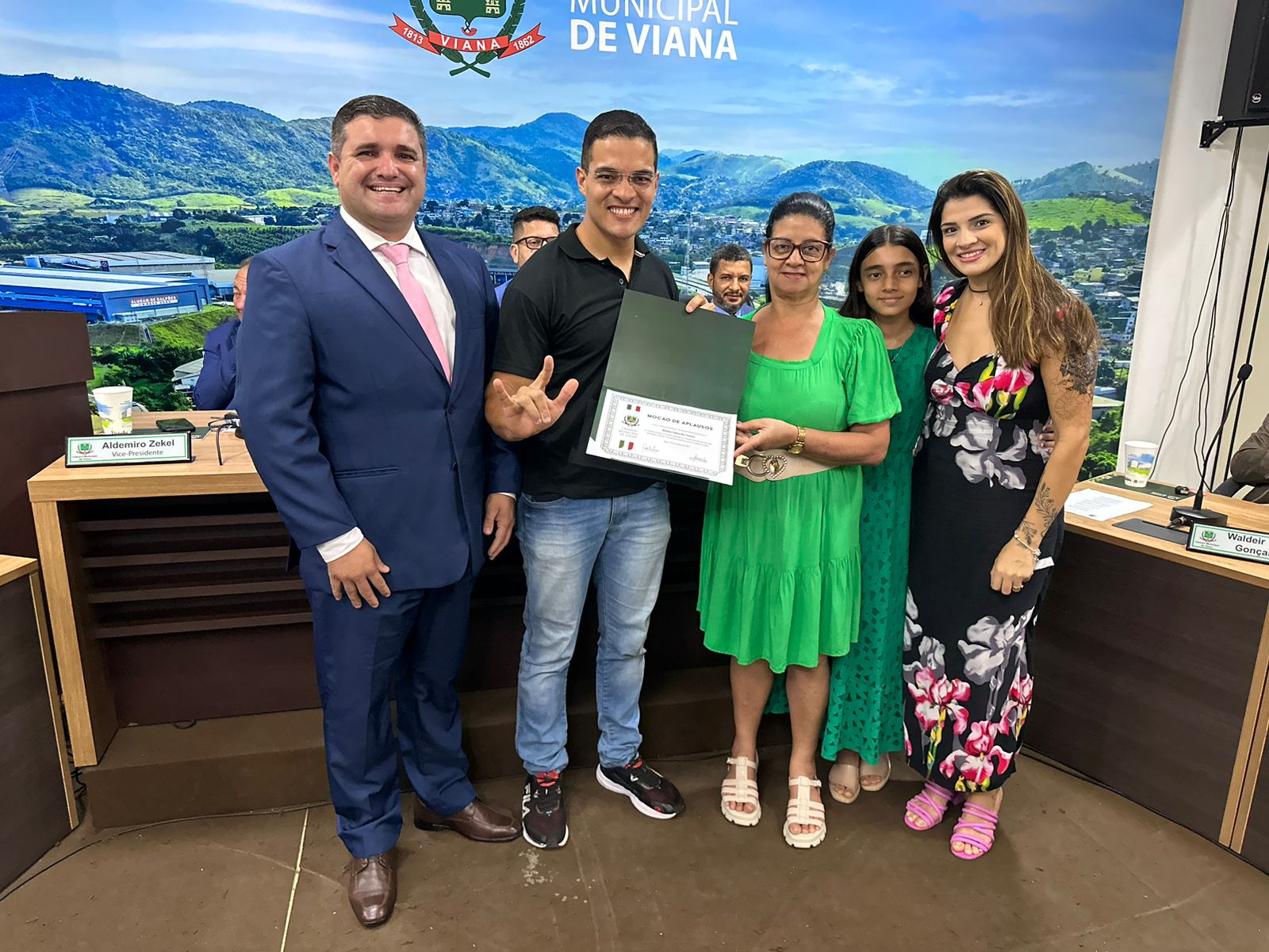 Câmara de Viana homenageia professor por seu compromisso com a inclusão de pessoas surdas