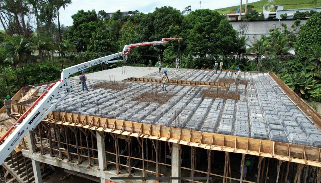 Obra da nova sede da Câmara de Vereadores recebe concretagem na 2ª laje 