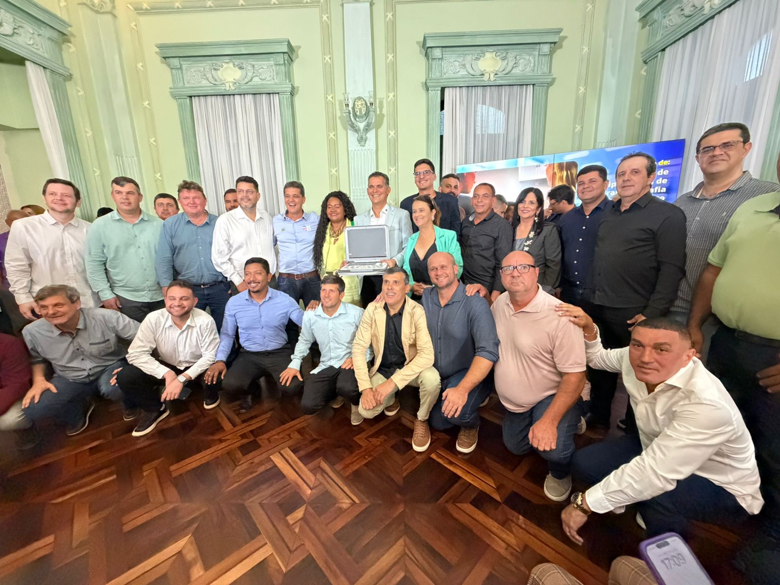 Vereadores participam da entrega de novo aparelho de ultrassonografia para fortalecer a saúde em Viana